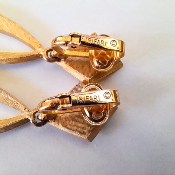 Vintage Trifari Earrings Gold Tone Dangle Clip Ons Large Statement Jewelry - Picture 12 of 16